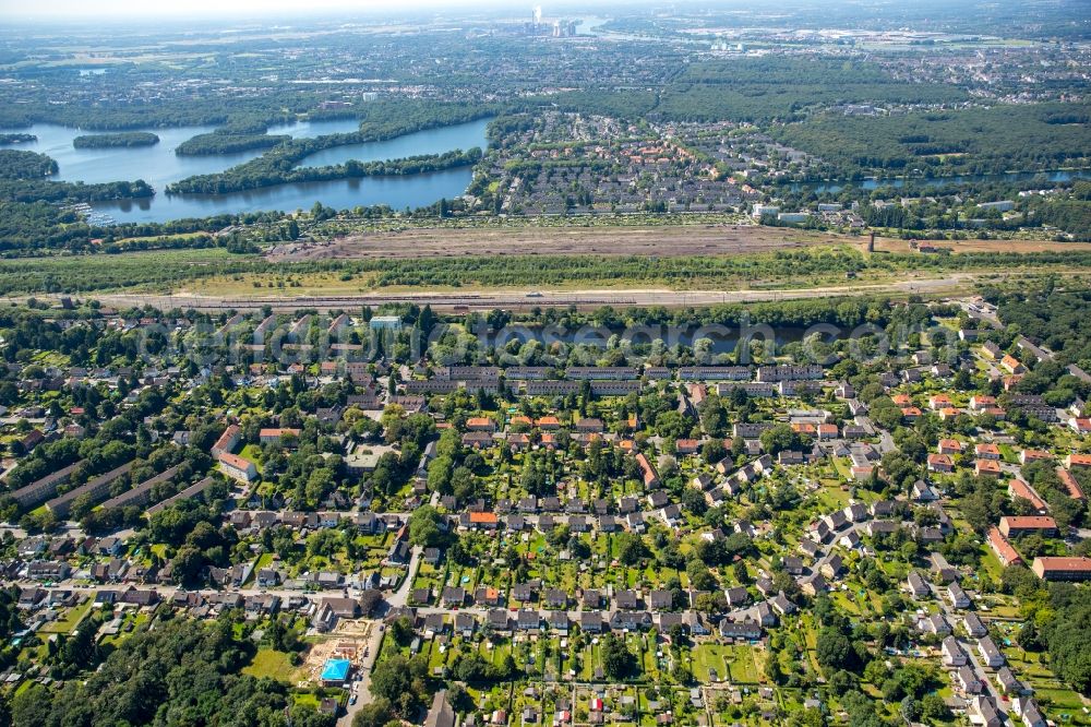 Mülheim an der Ruhr from above - Residential area of the multi-family house settlement Eisenbahner-Siedlung Wedau in Muelheim on the Ruhr in the state North Rhine-Westphalia