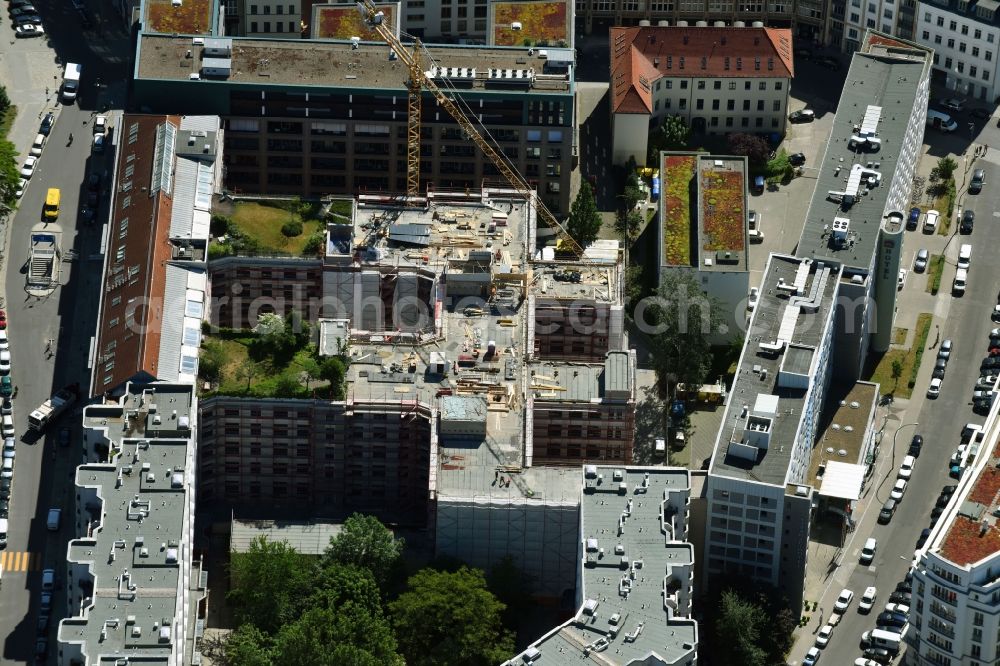 Aerial photograph Berlin - Residential area of the multi-family house settlement Elisabeth-Mara-Strasse - Wallstrasse in the district Mitte in Berlin, Germany