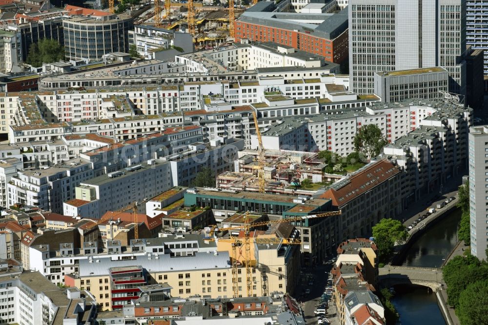 Aerial image Berlin - Residential area of the multi-family house settlement Elisabeth-Mara-Strasse - Wallstrasse in the district Mitte in Berlin, Germany