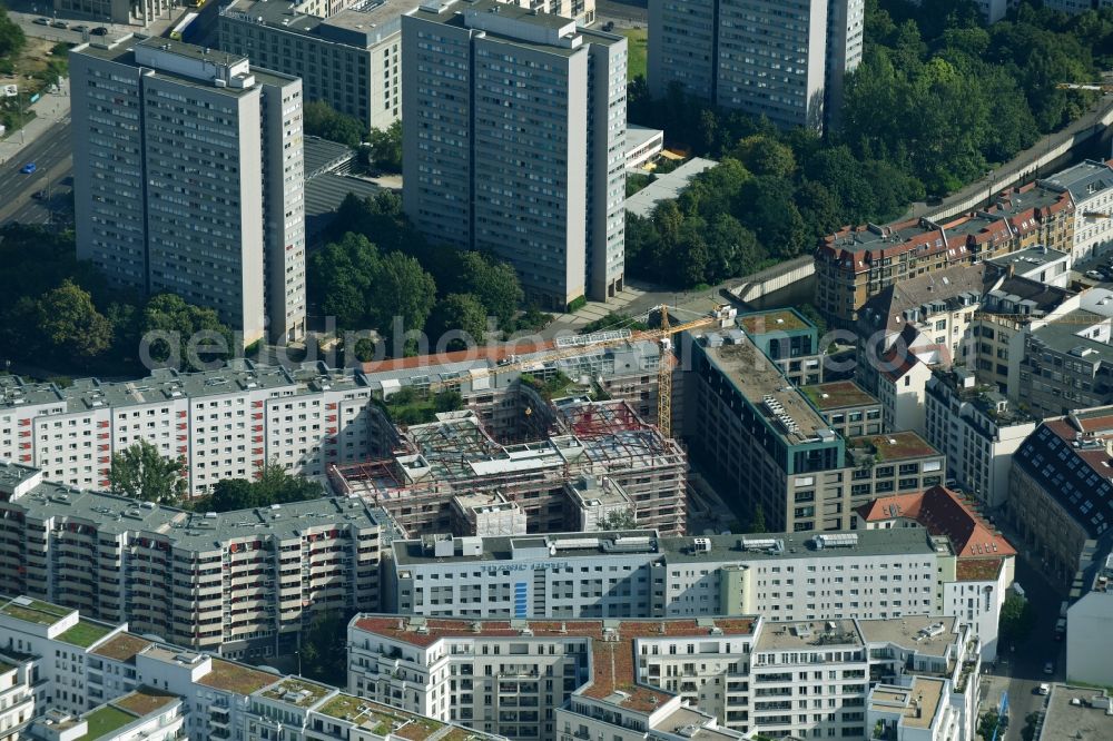 Aerial image Berlin - Residential area of the multi-family house settlement Elisabeth-Mara-Strasse - Wallstrasse in the district Mitte in Berlin, Germany