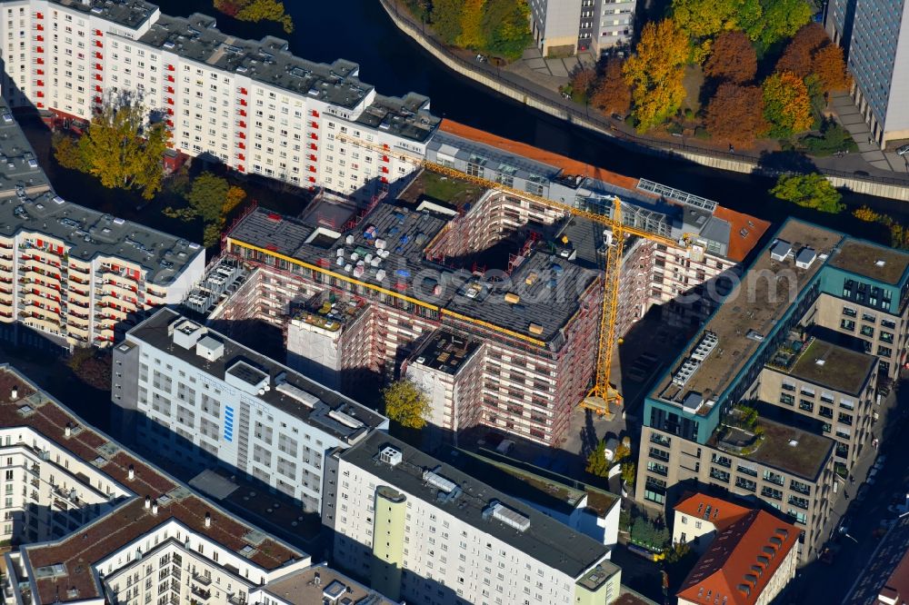 Aerial image Berlin - Residential area of the multi-family house settlement Elisabeth-Mara-Strasse - Wallstrasse in the district Mitte in Berlin, Germany