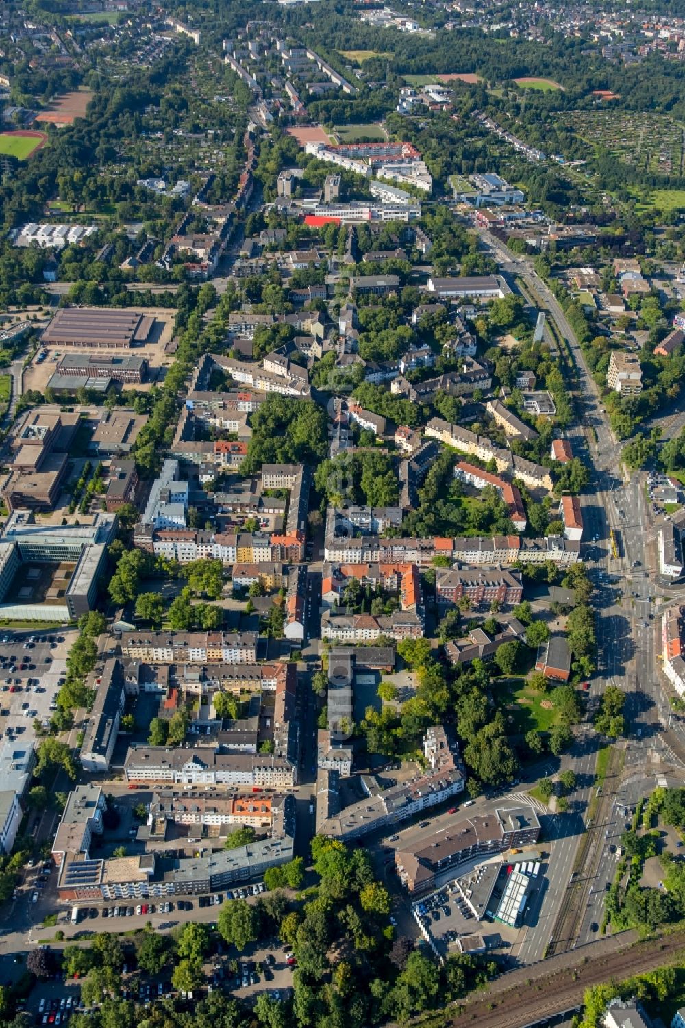 Essen from the bird's eye view: Residential area of the multi-family house settlement Eltingviertel in Essen in the state North Rhine-Westphalia