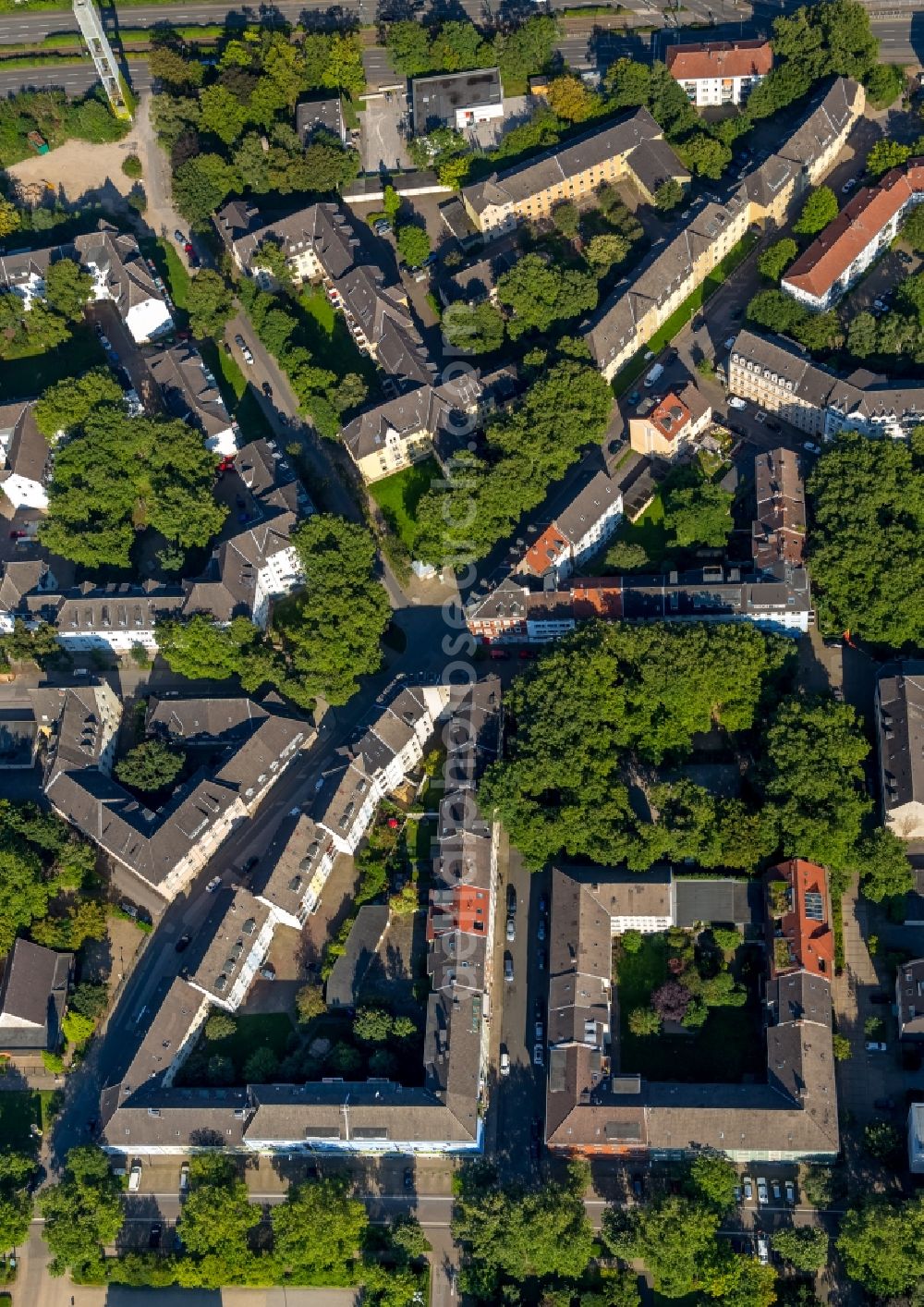 Essen from above - Residential area of the multi-family house settlement Eltingviertel in Essen in the state North Rhine-Westphalia