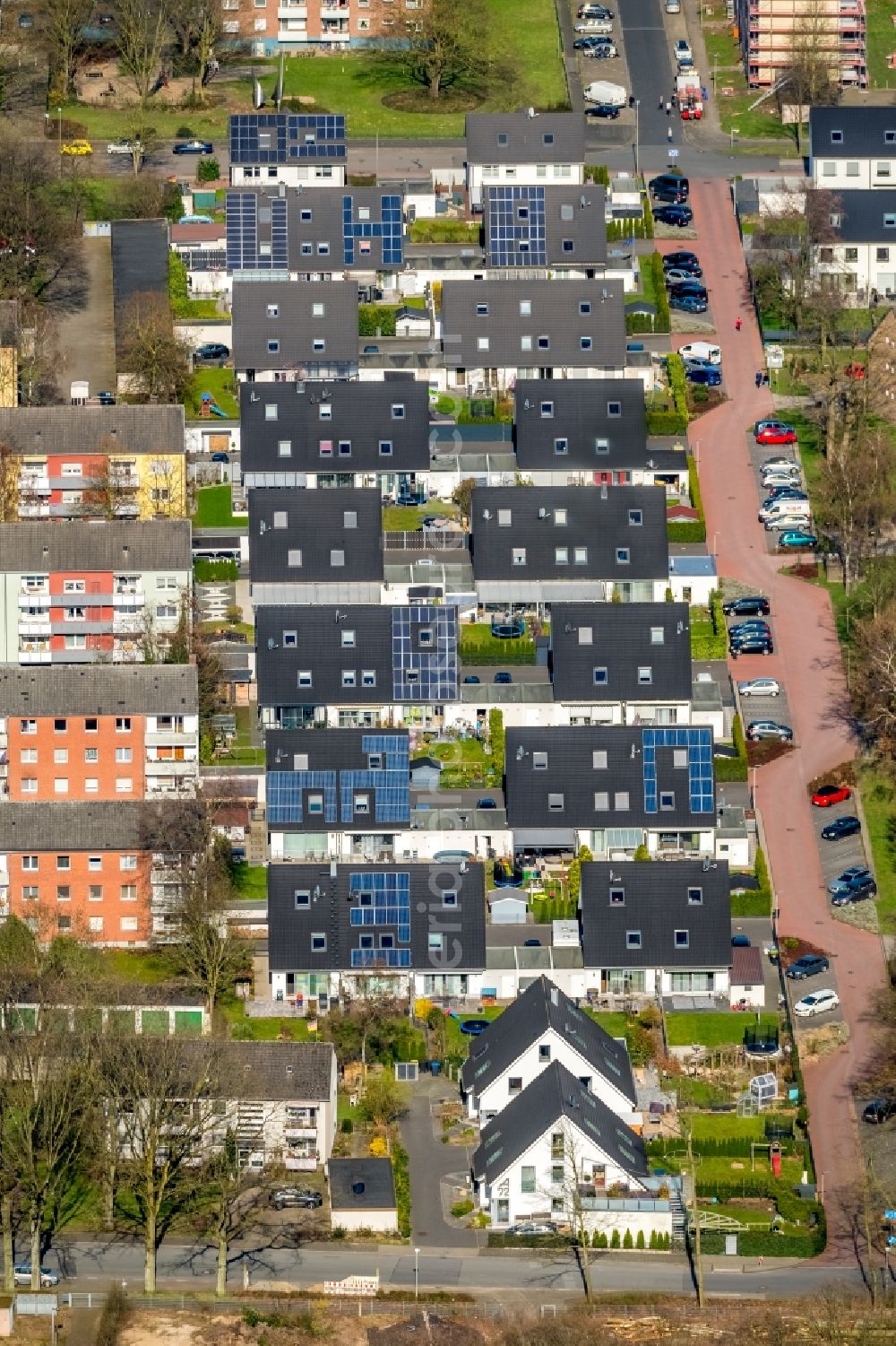 Voerde (Niederrhein) from above - Residential area of the multi-family house settlement along the Bahnhofstrasse - Barbarastrasse in Voerde (Niederrhein) in the state North Rhine-Westphalia, Germany