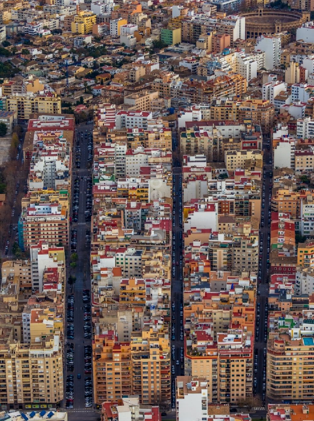 Palma from the bird's eye view: Residential area of the multi-family house settlement along the Carrer d'Andreu Feliu in the district Bons Aires in Palma in Balearische Insel Mallorca, Spain