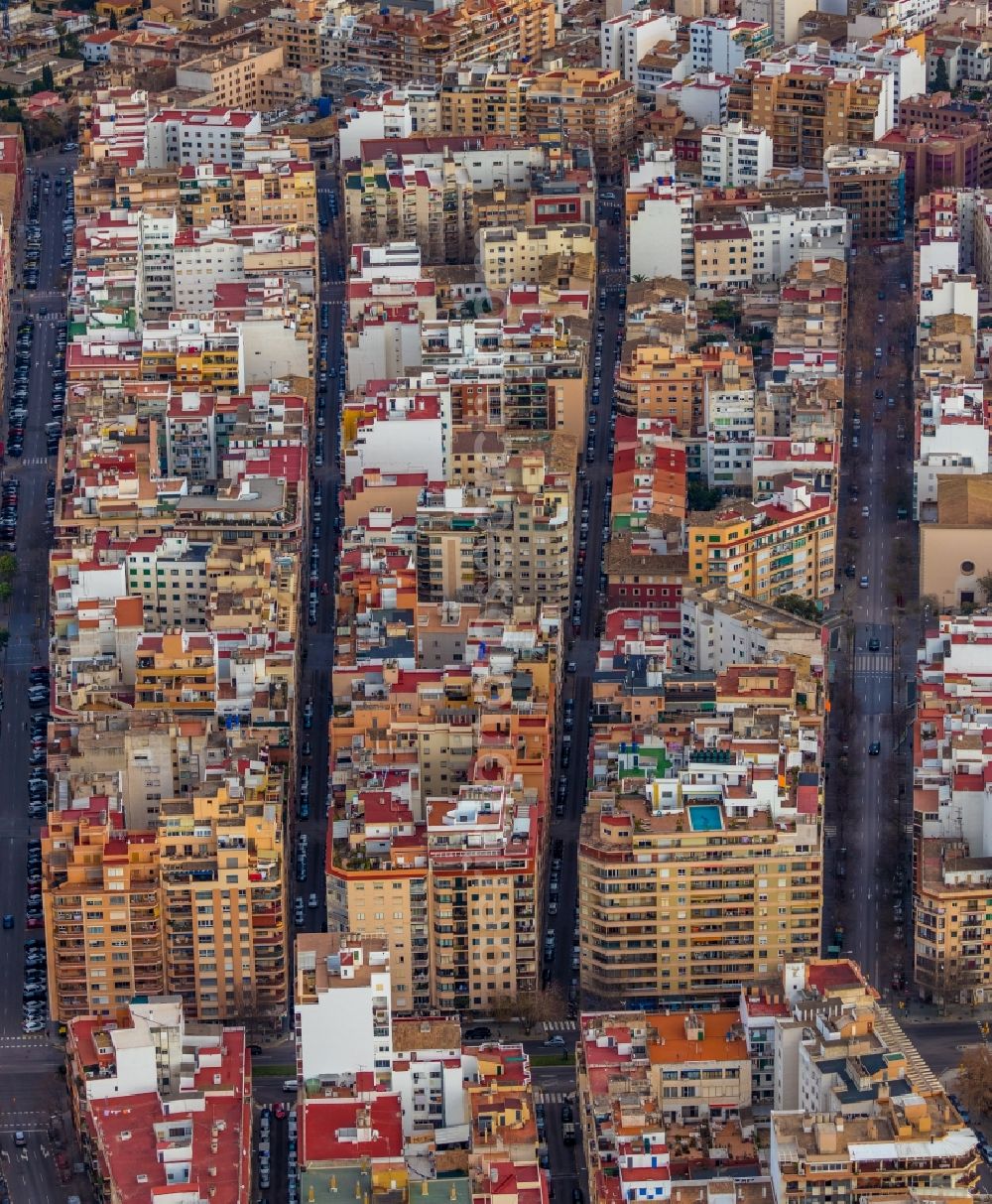 Aerial photograph Palma - Residential area of the multi-family house settlement along the Carrer d'Andreu Feliu in the district Bons Aires in Palma in Balearische Insel Mallorca, Spain