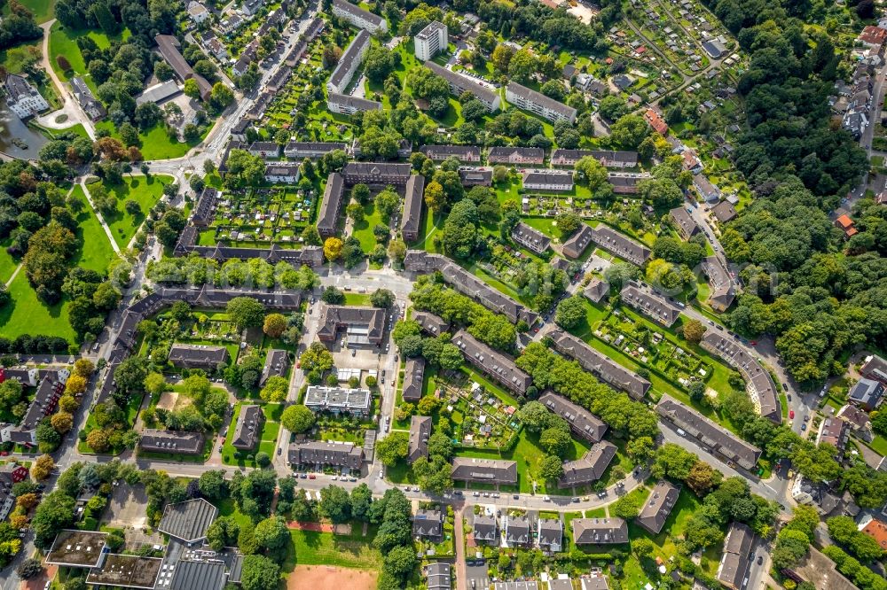 Essen from the bird's eye view: Residential area of the multi-family house settlement along the Fuerstaebtissenstrasse and of Johann-Kruse-Str. in Essen in the state North Rhine-Westphalia, Germany