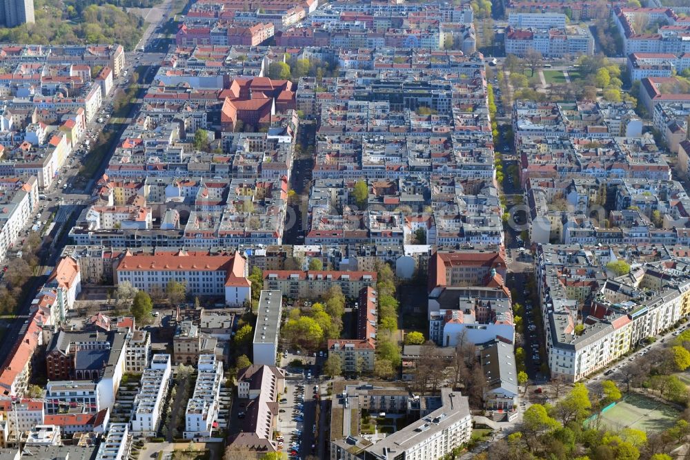 Berlin from the bird's eye view: Residential area of the multi-family house settlement along the Greifswalder Strasse - Boetzowstrasse in the district Prenzlauer Berg in Berlin, Germany