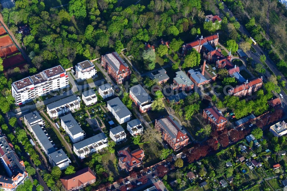 Aerial image Berlin - Residential area of the multi-family house settlement along the Hannemannstrasse - Riesestrasse in the district Britz in Berlin, Germany