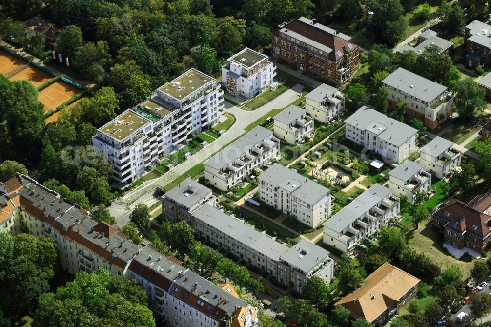 Aerial photograph Berlin - Residential area of the multi-family house settlement along the Hannemannstrasse - Riesestrasse in the district Britz in Berlin, Germany