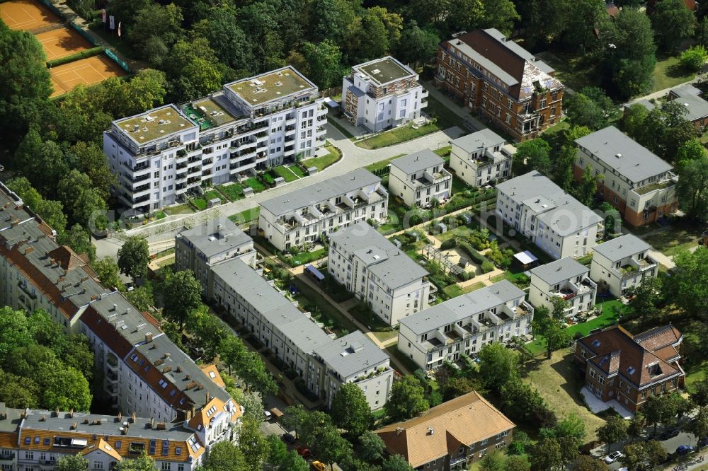 Berlin from the bird's eye view: Residential area of the multi-family house settlement along the Hannemannstrasse - Riesestrasse in the district Britz in Berlin, Germany