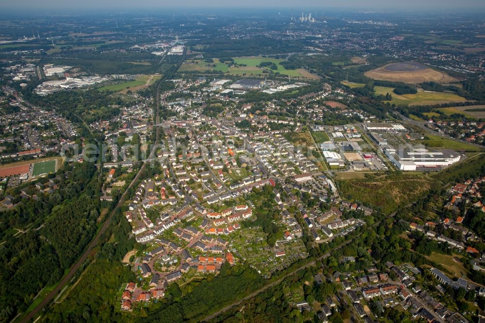 Aerial image Bottrop - Residential area of a multi-family house settlement along the Hebeleckstrasse and the Johannesstrasse in Bottrop in the state North Rhine-Westphalia