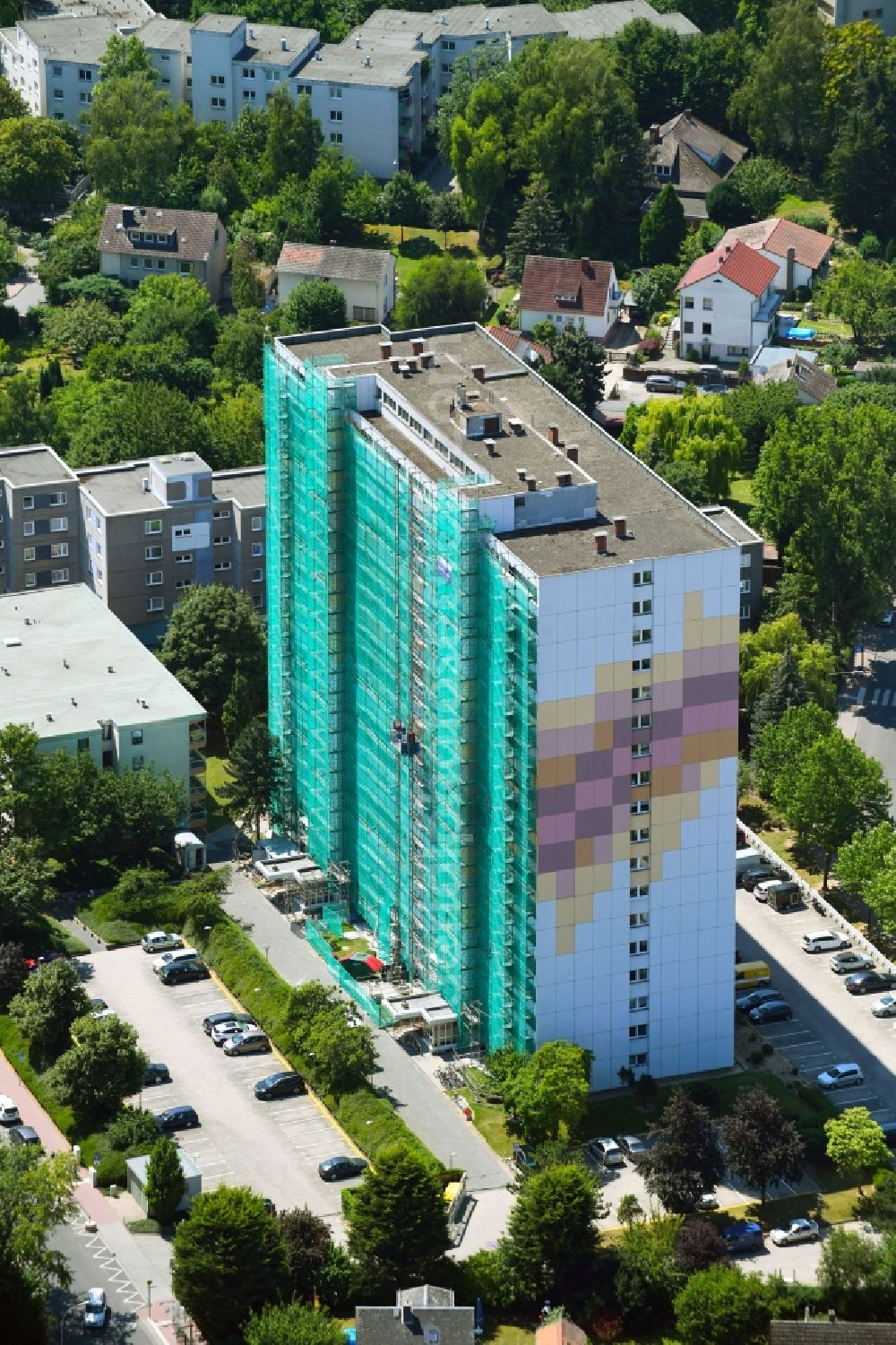 Aerial image Frankfurt am Main - Residential area of the multi-family house settlement along the Homburger Landstrasse in Frankfurt in the state Hesse, Germany