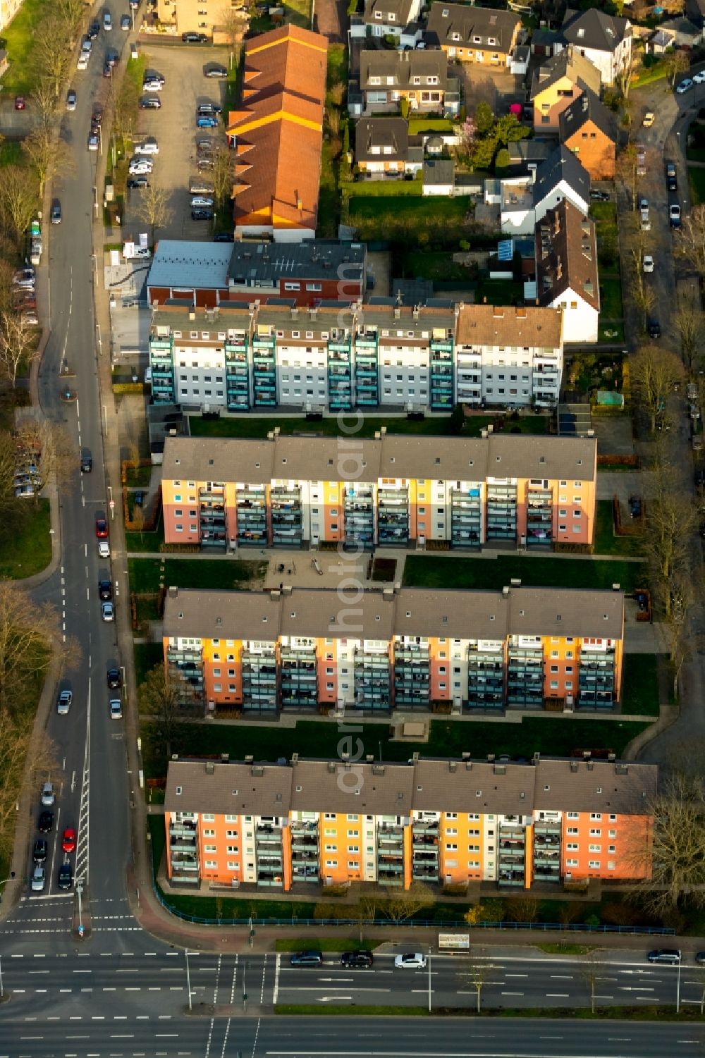 Herne from the bird's eye view: Residential area of the multi-family house settlement along the Horststrasse in Herne in the state North Rhine-Westphalia, Germany