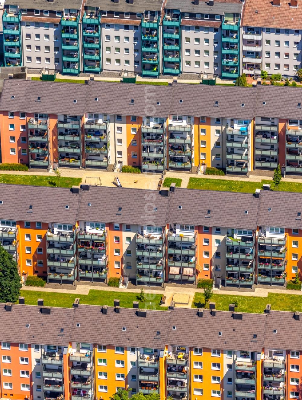 Herne from the bird's eye view: Residential area of the multi-family house settlement along the Horststrasse in Herne in the state North Rhine-Westphalia, Germany