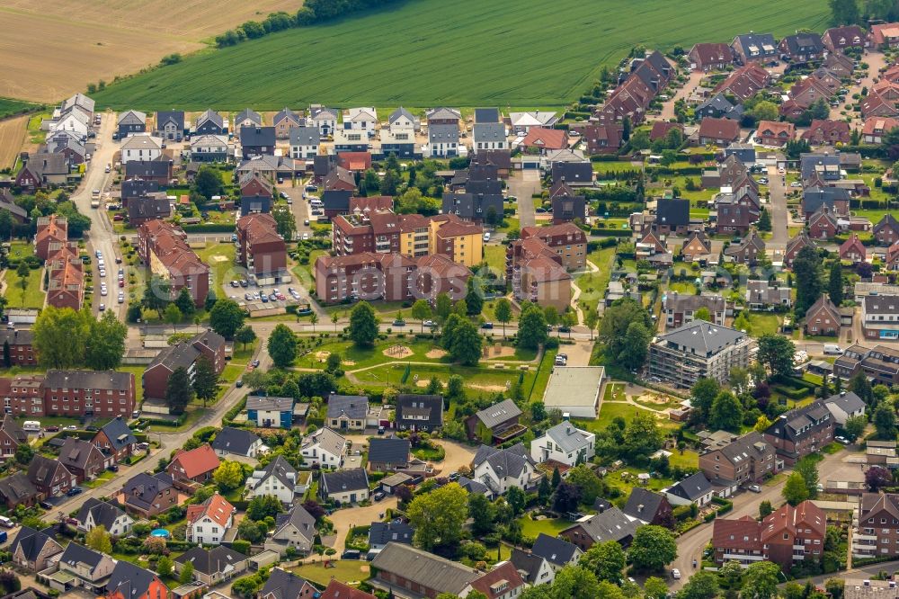 Aerial image Werne - Residential area of the multi-family house settlement along the Humboldtstrasse - Schlaunstrasse in Werne in the state North Rhine-Westphalia, Germany