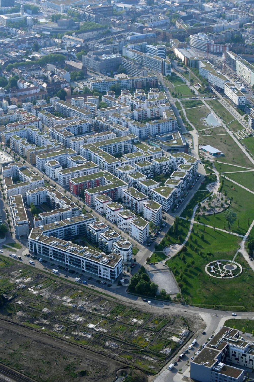 Aerial photograph Karlsruhe - Residential area of the multi-family house settlement along the Klara-Siebert-Strasse - Rahel-Straus-Strasse in Karlsruhe in the state Baden-Wurttemberg, Germany