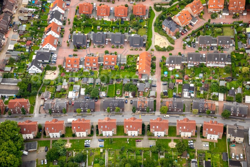 Aerial image Gladbeck - Residential area of the multi-family house settlement along the Landstrasse in Gladbeck in the state North Rhine-Westphalia, Germany