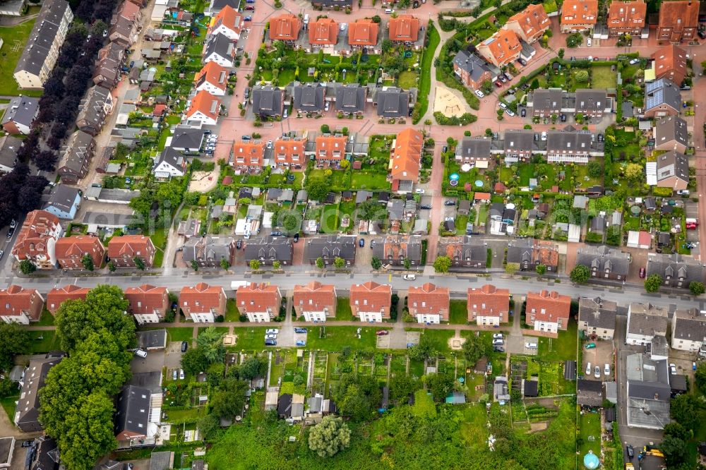 Aerial photograph Gladbeck - Residential area of the multi-family house settlement along the Landstrasse in Gladbeck in the state North Rhine-Westphalia, Germany