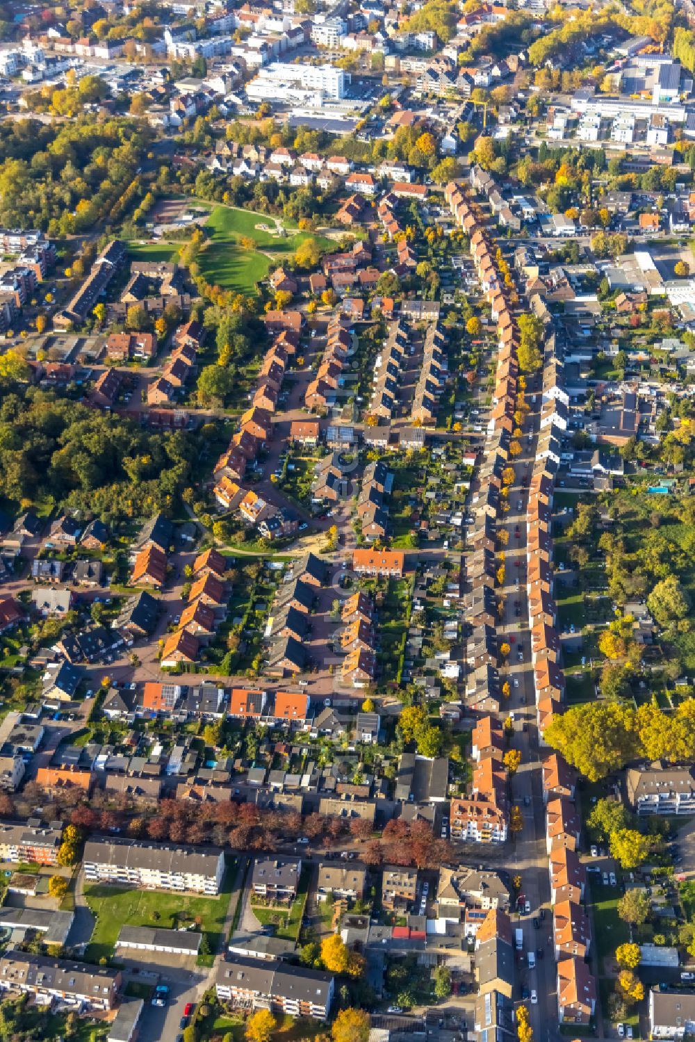 Aerial image Gladbeck - Residential area of the multi-family house settlement along the Landstrasse in Gladbeck in the state North Rhine-Westphalia, Germany