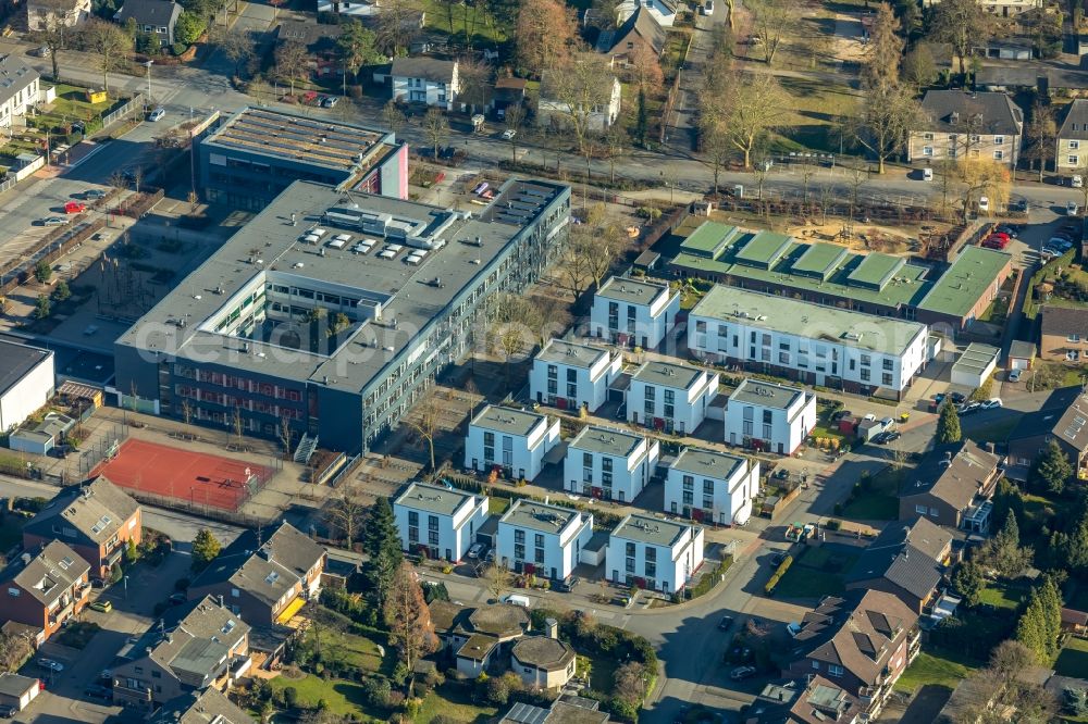 Dinslaken from above - Residential area of the multi-family house settlement along the Matthias-Claudius-Strasse in Dinslaken in the state North Rhine-Westphalia, Germany