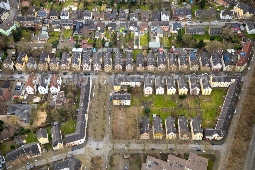 Duisburg from the bird's eye view: Residential area of the multi-family house settlement along the Neubreisacher Strasse in Duisburg in the state North Rhine-Westphalia, Germany