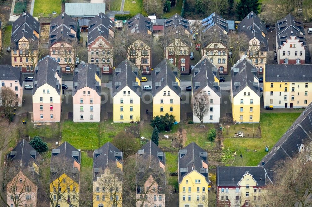 Aerial photograph Duisburg - Residential area of the multi-family house settlement along the Neubreisacher Strasse in Duisburg in the state North Rhine-Westphalia, Germany