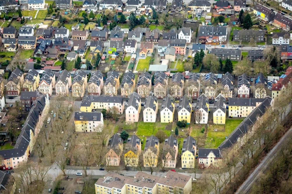 Duisburg from the bird's eye view: Residential area of the multi-family house settlement along the Neubreisacher Strasse in Duisburg in the state North Rhine-Westphalia, Germany