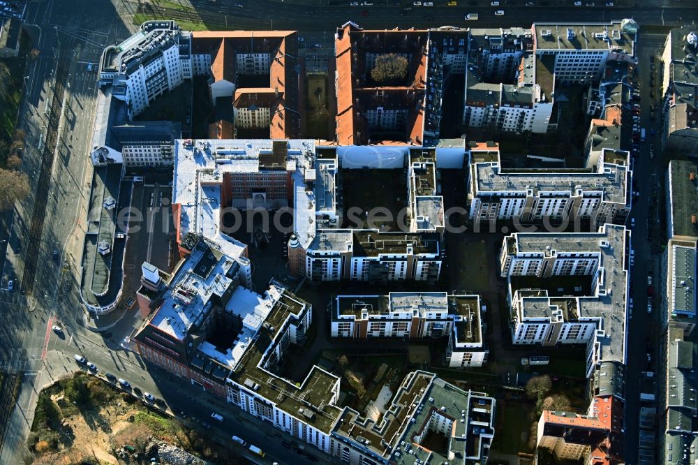 Berlin from the bird's eye view: Residential area of the multi-family house settlement along the Saarbruecker Strasse - Strassburger Strasse - Torstrasse - Prenzlauer Allee in the district Bezirk Pankow in Berlin, Germany