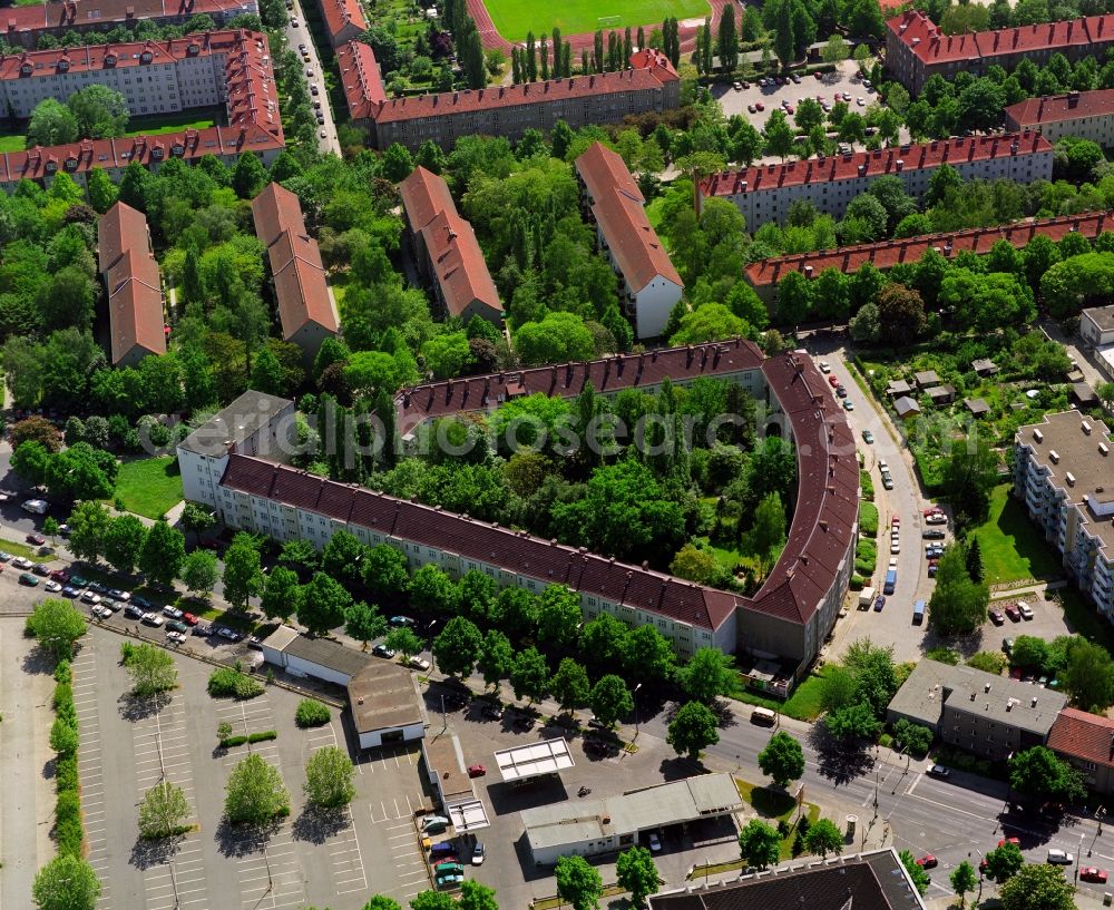 Berlin from the bird's eye view: Residential area of the multi-family house settlement along the Schoeneberger Strasse in the district Tempelhof in Berlin, Germany