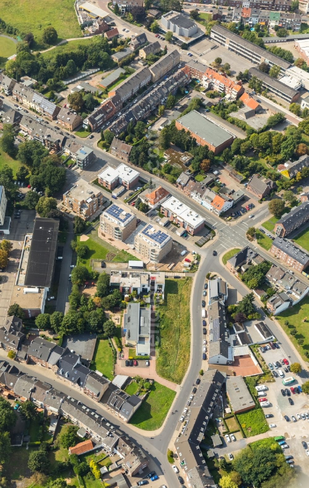 Emmerich am Rhein from the bird's eye view: Residential area of the multi-family house settlement along the Strasse Grosser Wall - Pesthof in Emmerich am Rhein in the state North Rhine-Westphalia, Germany