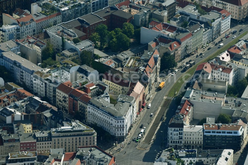 Aerial image Berlin - Residential area of the multi-family house settlement along the Torstrasse - Brunnenstrasse in the district Mitte in Berlin, Germany