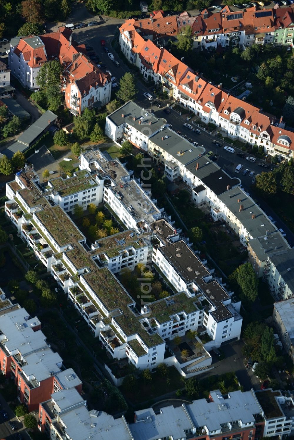 Erfurt from above - Roof and wall structures in residential area of a multi-family house settlement street Am Stadtpark in Erfurt in the state Thuringia