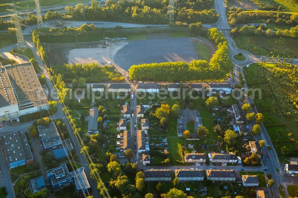 Essen from above - Residential area of a multi-family house settlement in the Arlenkamp in Essen in the state North Rhine-Westphalia. In the background the reconstruction of the Mathias-Stinnes-Stadion which is currently rebuild as a refugees residence