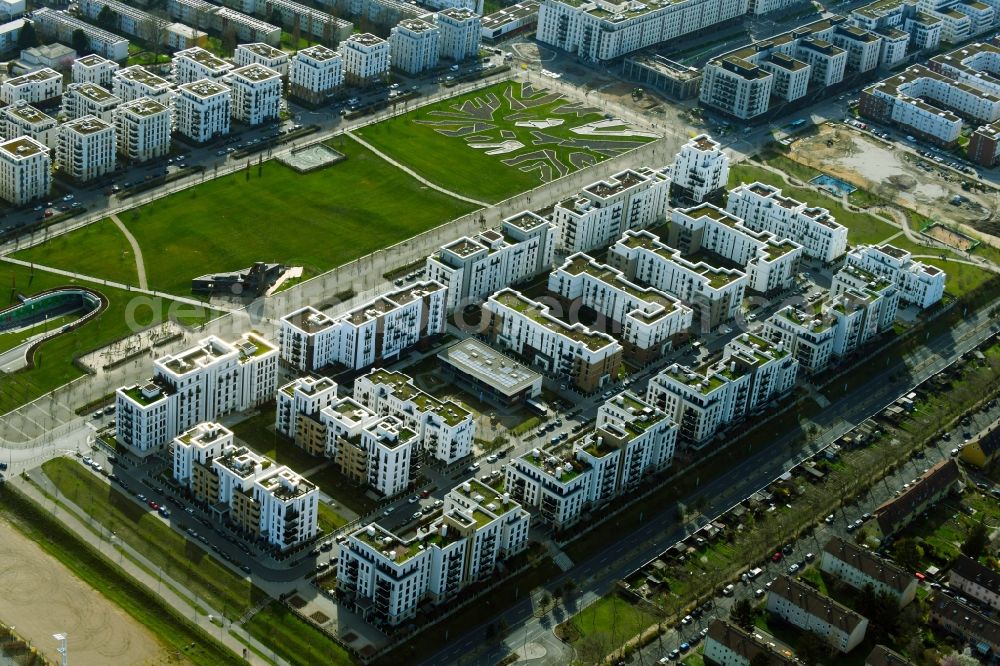 Frankfurt am Main from above - Residential area of the multi-family house settlement on Europagarten - Roemischer Ring in the district Innenstadt in Frankfurt in the state Hesse, Germany