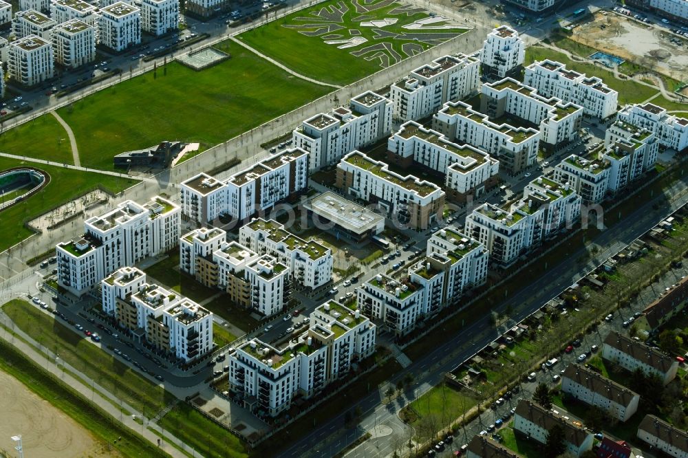 Frankfurt am Main from the bird's eye view: Residential area of the multi-family house settlement on Europagarten - Roemischer Ring in the district Innenstadt in Frankfurt in the state Hesse, Germany