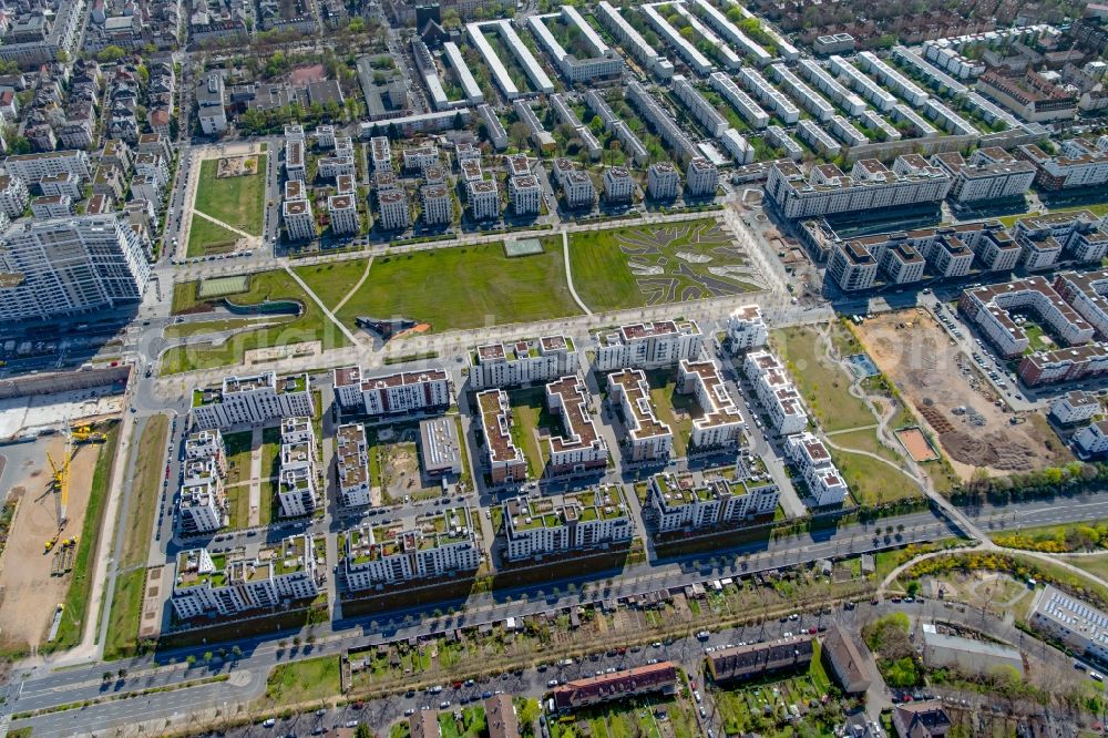 Frankfurt am Main from the bird's eye view: Residential area of the multi-family house settlement on Europagarten - Roemischer Ring in the district Innenstadt in Frankfurt in the state Hesse, Germany