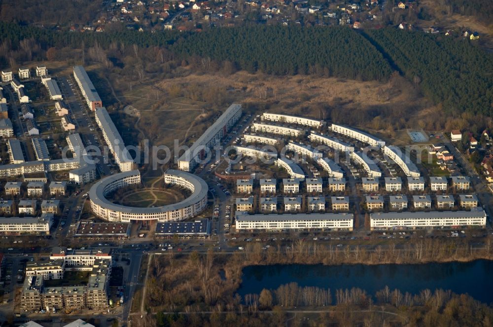 Falkensee from above - Roof and wall structures in residential area of a multi-family house settlement Gartenstadt Falkenhoeh in Falkensee in the state Brandenburg, Germany