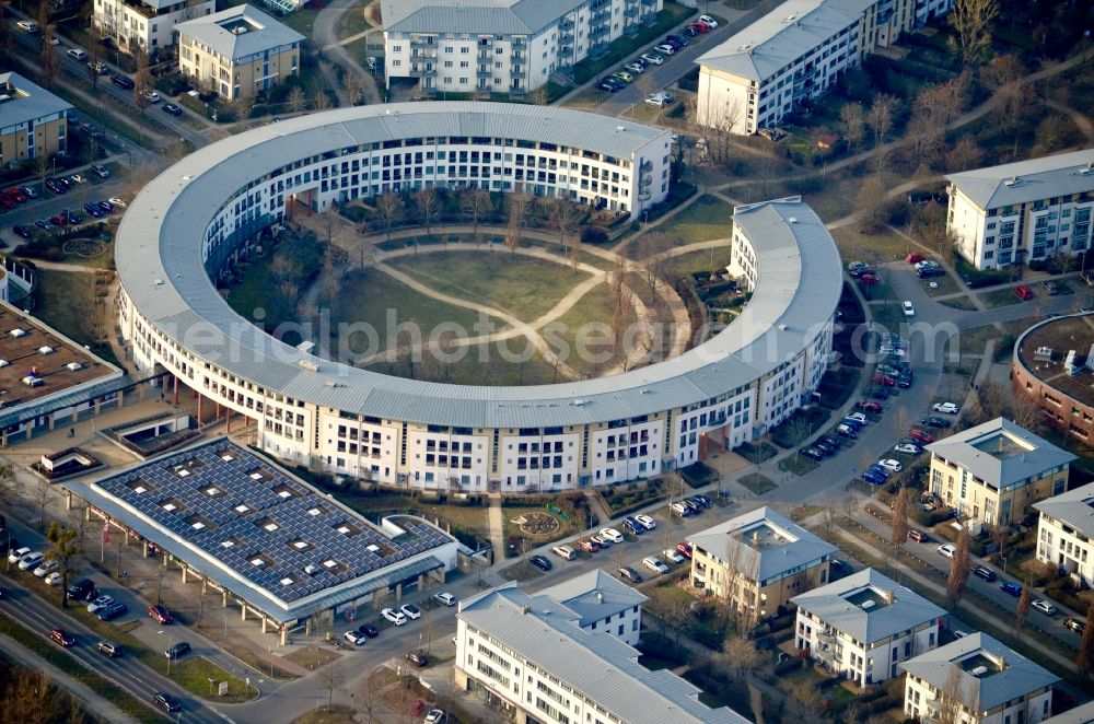 Falkensee from the bird's eye view: Roof and wall structures in residential area of a multi-family house settlement Gartenstadt Falkenhoeh in Falkensee in the state Brandenburg, Germany