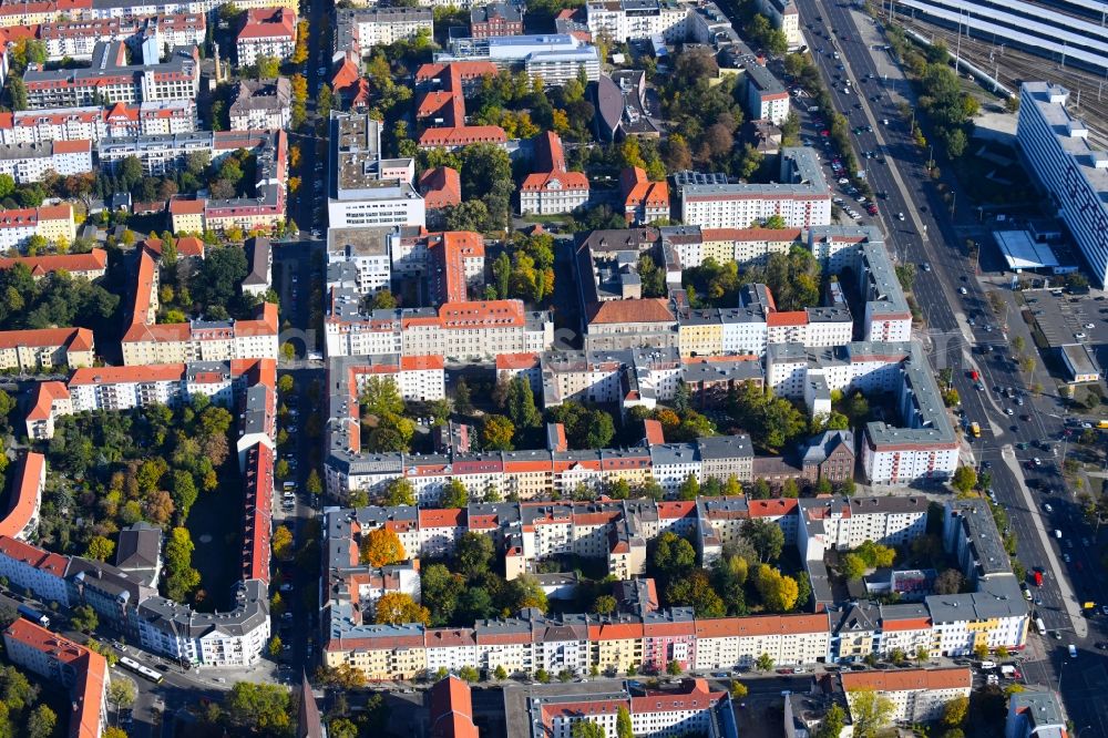 Aerial image Berlin - Residential area of the multi-family house settlement Frankfurter Allee - Alfredstrasse - Hubertusstrasse - Fanninger Strasse in the district Lichtenberg in Berlin, Germany