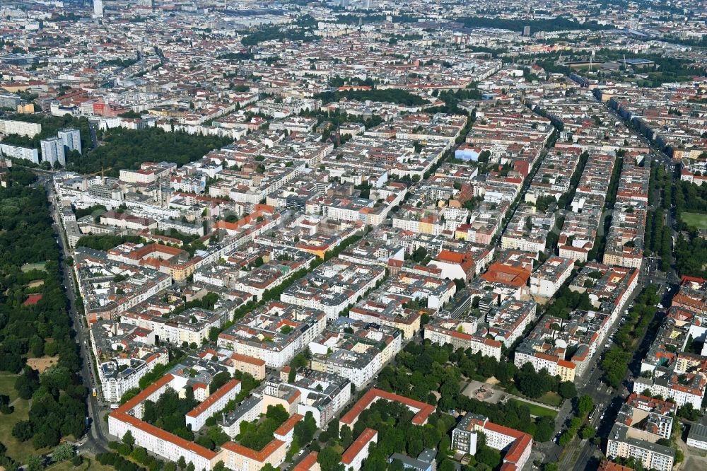 Berlin from above - Residential area of the multi-family house settlement Am Friedrichshain - Kniprodestrasse - Boetzowstrasse - Kaethe-Niederkirchner-Strasse in the district Friedrichshain in Berlin, Germany