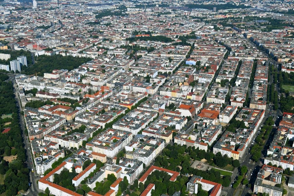 Berlin from the bird's eye view: Residential area of the multi-family house settlement Am Friedrichshain - Kniprodestrasse - Boetzowstrasse - Kaethe-Niederkirchner-Strasse in the district Friedrichshain in Berlin, Germany