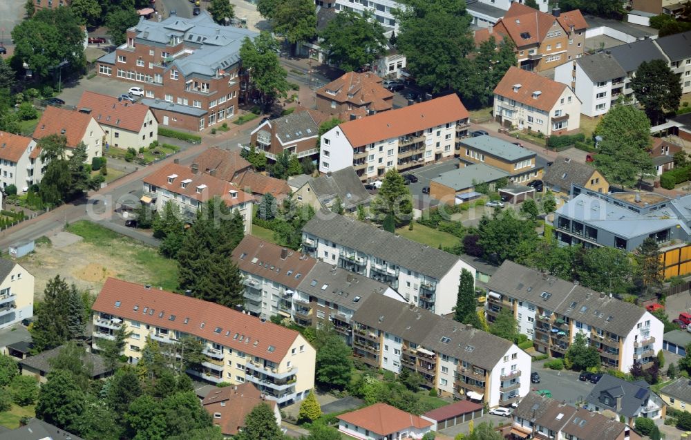 Garbsen from the bird's eye view: Roof and wall structures in residential area of a multi-family house settlement Havelser Strasse in Garbsen in the state Lower Saxony