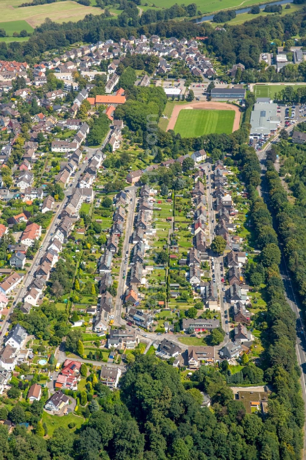 Aerial photograph Hattingen - Residential area of the multi-family house settlement Gartenstadt Huettenau in Hattingen in the state North Rhine-Westphalia