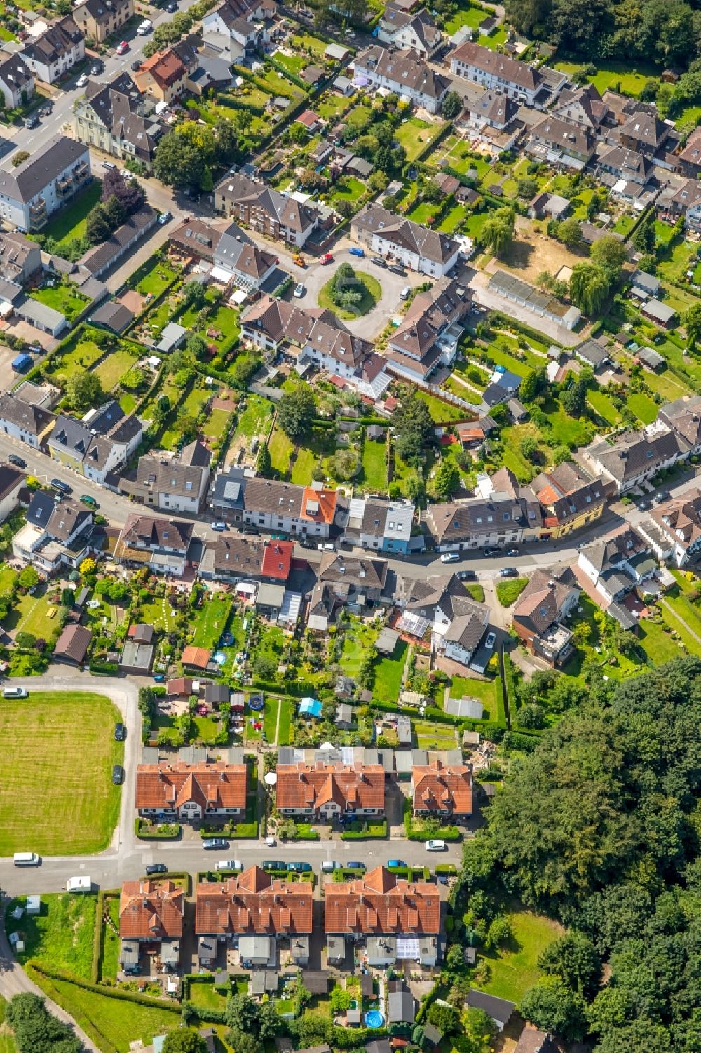 Aerial image Hattingen - Residential area of the multi-family house settlement Gartenstadt Huettenau in Hattingen in the state North Rhine-Westphalia