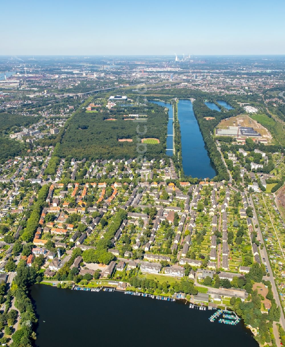 Duisburg from above - Residential area of the multi-family house settlement Gartenstadt Wedau in Duisburg in the state North Rhine-Westphalia