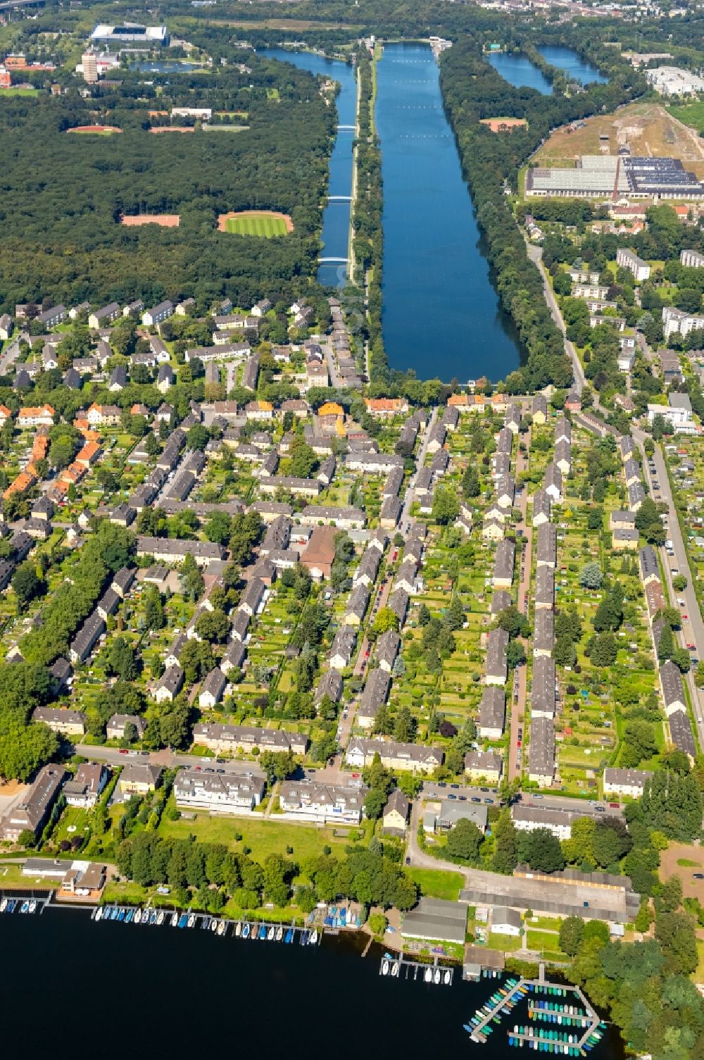 Duisburg from the bird's eye view: Residential area of the multi-family house settlement Gartenstadt Wedau in Duisburg in the state North Rhine-Westphalia