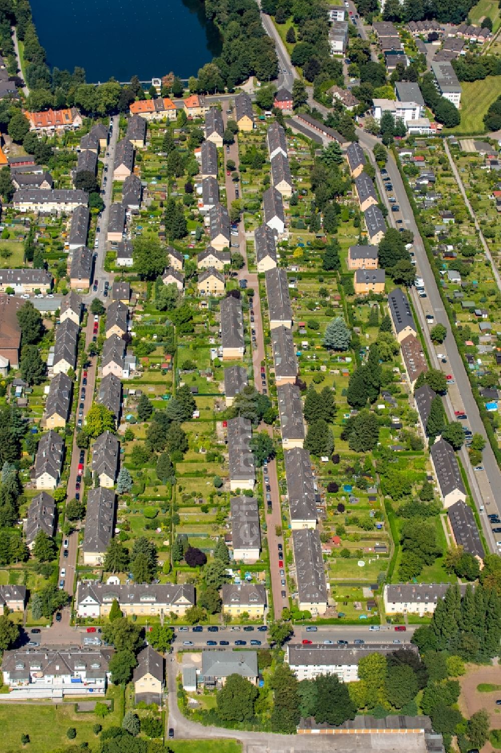 Aerial photograph Duisburg - Residential area of the multi-family house settlement Gartenstadt Wedau in Duisburg in the state North Rhine-Westphalia