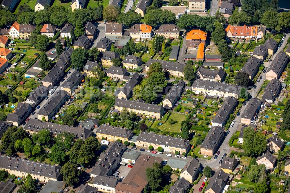 Duisburg from above - Residential area of the multi-family house settlement Gartenstadt Wedau in Duisburg in the state North Rhine-Westphalia