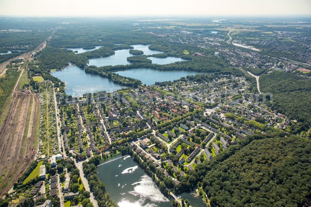 Duisburg from the bird's eye view: Residential area of the multi-family house settlement Gartenstadt Wedau in Duisburg in the state North Rhine-Westphalia